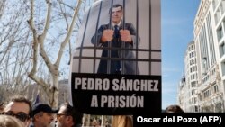 Un manifestante sostiene un cartel que llama al encarcelamiento del presidente del gobierno español Pedro Sánchez durante una protesta en Madrid contra la Ley de Amnistía. (Oscar del Pozo/AFP)
