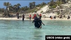 Guardia Costera rescata a balseros cubanos varados en Cay Sal Bank. (Captura de video/USCG)