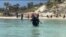 Guardia Costera rescata a balseros cubanos varados en Cay Sal Bank. (Captura de video/USCG)