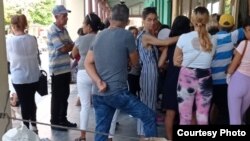 Cubanos hacen cola en un cajero automático en Ciego de Ávila (Cortesía de Óscar Cervantes y Juan Carlos González)