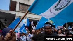 Los manifestantes protestan contra las acciones legales tomadas por la Fiscalía General contra el partido Movimiento Semilla y el presidente electo Bernardo Arévalo en la Ciudad de Guatemala, el sábado 2 de septiembre.