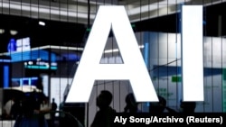 Un cartel con las siglas, en inglés, de Artificial Intelligence (Inteligencia Artificial), durante una conferencia en Shanghai, China, en julio de 2023. (REUTERS/Aly Song/Archivo)