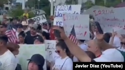 Cubanos protestan frente al Versailles, en Miami, contra la decisión de un Tribunal de apelaciones de EEUU contra la I 220A. (Captura de video/Javier Díaz/YouTube)