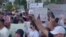 Cubanos protestan frente al Versailles, en Miami, contra la decisión de un Tribunal de apelaciones de EEUU contra la I 220A. (Captura de video/Javier Díaz/YouTube)