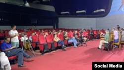 Cineastas cubanos reunidos en la sede del ICAIC. (Foto: Facebook/Manuel Alejandro Rodriguez Yong)