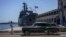 Un marinero cubano pasa junto al buque de la Armada rusa, Perekop, en la Bahía de La Habana, Cuba, el martes 11 de julio de 2023.