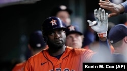 Yordan Álvarez, de los Astros de Houston, es felicitado luego de batear un jonrón solitario contra los Rangers de Texas durante el partido del viernes (Foto AP/Kevin M. Cox)