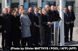 El presidente de Finlandia, Sauli Niinisto, asiste al izamiento de la bandera de su país en el cuartel general de la OTAN en Bruselas, Bélgica, el 4 de abril de 2023. (Olivier Matthys/Pool/AFP).