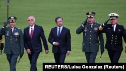 Petro, el jefe del Ejército Luis Ospina, el ministro de Defensa Ivan Velásquez entre otros mandos, en una ceremonia en Bogotá, en agosto de 2022.