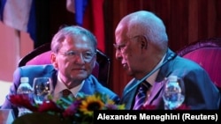 Ricardo Cabrisas (derecha) y Boris Titov conversan durante una reunión en La Habana, el 17 de mayo de 2023. (REUTERS/Alexandre Meneghini)