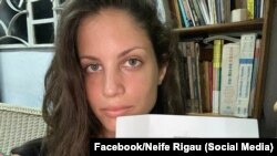 La periodista Neife Rigau muestra la citación de la Seguridad del Estado. (Facebook/Neife Rigau)