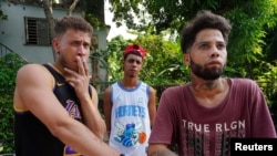 Yoan Viondi, de 23 años (R), y Cristian Hernández, de 24 (I), hablan con Reuters en Villa María, Cuba, el 22 de septiembre de 2023. REUTERS/Alexandre Meneghini