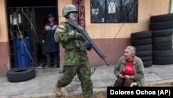 Militares patrullan por una zona residencial del sur de Quito, Ecuador, el viernes 12 de enero de 2024, como secuela a la fuga de dos cabecillas de bandas criminales de prisión. (AP/Dolores Ochoa).