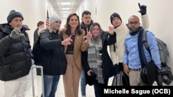 Salazar recibió a un grupo de cubanos con el documento I220-A en enero del 2024. La representante ha sido una defensora de los cubanos y venezolanos que huyen de regímenes opresores.