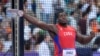 Mario Alberto Díaz, de Cuba, compite durante la clasificación de lanzamiento de disco masculino en los Juegos Olímpicos de París. (Foto AP/Matthias Schrader)