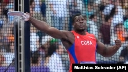 Mario Alberto Díaz, de Cuba, compite durante la clasificación de lanzamiento de disco masculino en los Juegos Olímpicos de París. (Foto AP/Matthias Schrader)