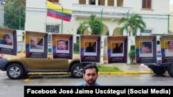 José Jaime Uscátegui frente a la embajada de Colombia en La Habana durante una protesta por los secuestrados por el ELN