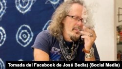 El artista cubano José Bedia. (Tomada de su perfil de Facebook)