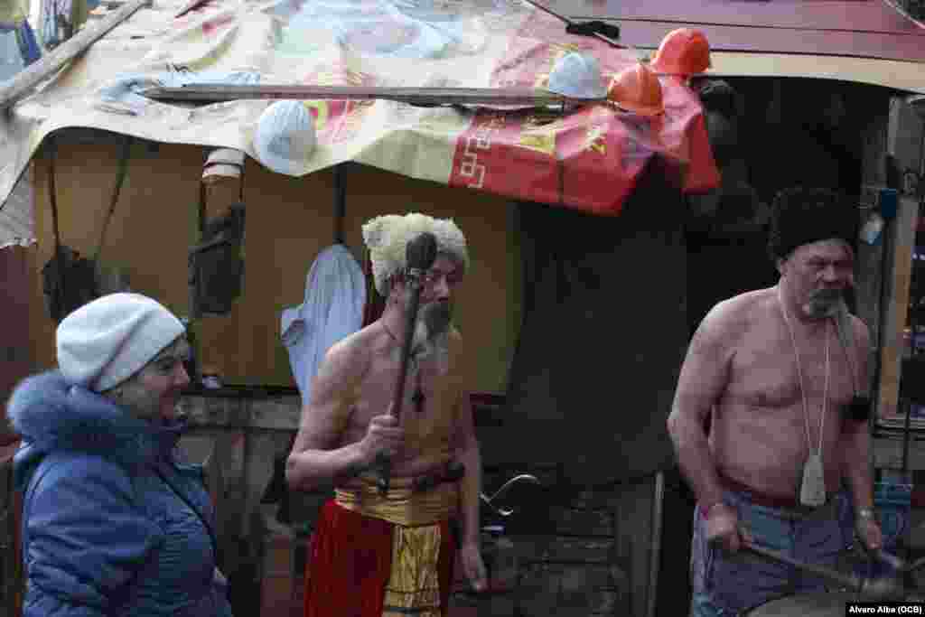 Dos de los manifestantes frente a la tienda donde acampaban entonando cantos folclóricos ucranianos.