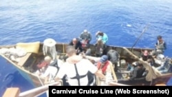 Los cubanos en el momento en que son rescatados por miembros de la tripulación del Carnival Paradise. (Foto: Carnival Cruise Line)