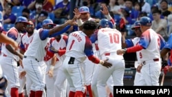 El equipo cubano celebra la victoria sobre Taiwán. (AP/I-Hwa Cheng)