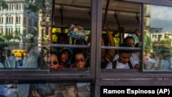 Un autobús lleno de pasajeros en Cuba (Ramón Espinosa/AP/Archivo)