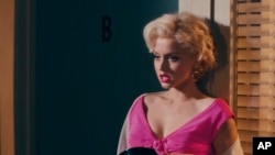 Imagen difundida por Netflix muestra a Ana de Armas como Marilyn Monroe en "Blonde". (Netflix vía AP)