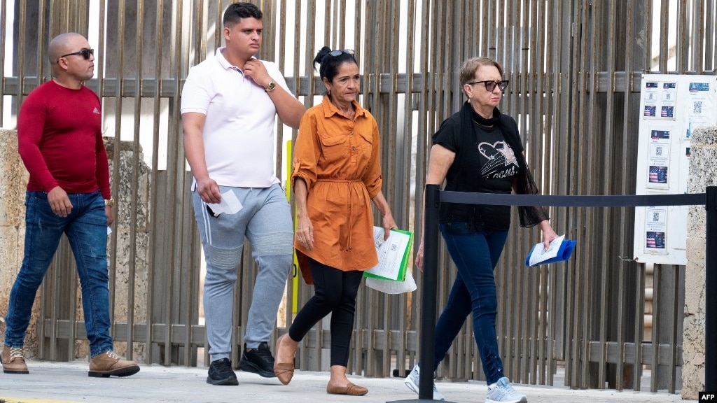 Fallo contra suspensión de visas no elimina todas las restricciones para los cubanos (VIDEO)