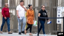 Cubanos hacen fila para entrar a la embajada de Estados Unidos en La Habana, el 9 de enero de 2024.