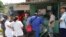 Personal de Salud del policlínico Rafael Echezarreta, en Mayabeque, Cuba, explica a los residentes cómo detectar el virus del Oropouche. 