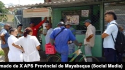 Personal de Salud del policlínico Rafael Echezarreta, en Mayabeque, explica a los residentes cómo detectar el Virus del Oropouche. 