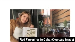 Activista en Madrid pide la libertad de las prisioneras políticas cubanas, el 14 de mayo de 2023, en el Día de las Madres. (Imagen de la Red Femenina de Cuba).