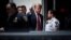  El expresidente estadounidense Donald Trump entra en un tribunal penal de Manhattan antes de la selección del jurado en Nueva York, este lunes, 15 de abril de 2024. 