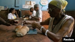Una anciana compra pan por la libreta de racionamiento en una bodega en La Habana. (REUTERS/Jorge Silva/Archivo)
