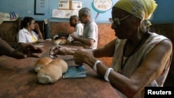 Una anciana compra pan por la libreta de racionamiento en una bodega en La Habana. (REUTERS/Jorge Silva/Archivo)