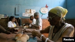 Una anciana compra pan por la libreta de racionamiento en una bodega / Imagen de Archivo Jorge Silva (Reuters)