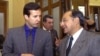 Manuel Rocha (der.) conversa con el entonces presidente de Bolivia Jorge Quiroga, en la Paz, el 11 de julio de 2001. (Reuters/Archivo)