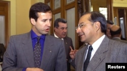 Manuel Rocha (der.) conversa con el entonces presidente de Bolivia Jorge Quiroga, en la Paz, el 11 de julio de 2001. (Reuters/Archivo)