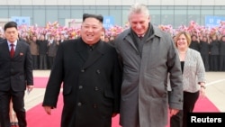 El líder norcoreano Kim Jong Un despide a Miguel Díaz-Canel y su esposa Lis Cuesta en Pyongyang, el 7 de noviembre de 2018 publicada por la Agencia Central de Noticias de Corea del Norte (KCNA). KCNA vía REUTERS