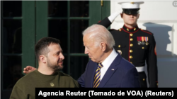 ARCHIVO - El presidente estadounidense Joe Biden da la bienvenida al presidente ucraniano Volodymyr Zelenskiy en la Casa Blanca en Washington, Estados Unidos, el 21 de diciembre de 2022.