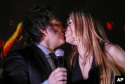 Milei besa a su novia, Fátima Florezi, tras su triunfo este domingo en la segunda vuelta de las elecciones en Buenos Aires, Argentina, el domingo 19 de noviembre de 2023. (Foto AP/Rodrigo Abd)