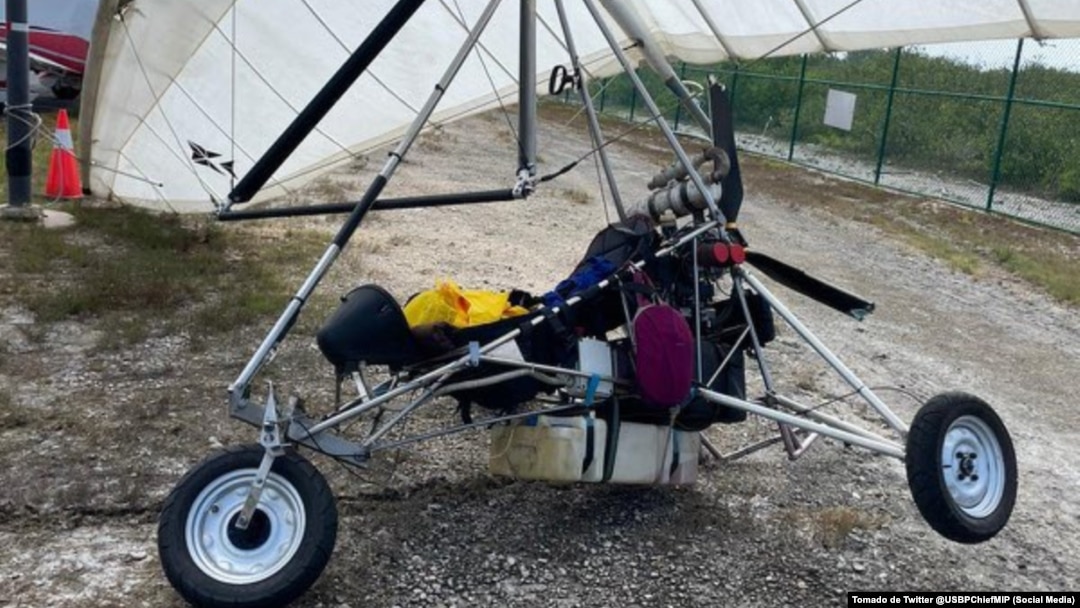 Los cubanos hicieron la travesía en un ala delta motorizado.