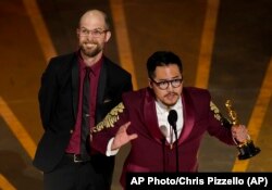 Daniel Scheinert (I) y Daniel Kwan aceptan el Oscar al mejor director por "Everything Everywhere All at Once" ("Todo en todas partes al mismo tiempo").