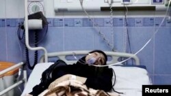 Una mujer joven yace en el hospital después de informes de envenenamiento en un lugar no especificado en Irán en esta imagen fija de un video del 2 de marzo de 2023. (WANA/Reuters TV vía REUTERS).