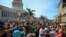 Cientos de personas se concentraron frente al Capitolio de La Habana para protestar contra el Gobierno. (Yamil Lage/AFP)
