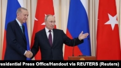 El presidente turco Tayyip Erdogan y su homólogo ruso Vladimir Putin ofrecen una conferencia de prensa en Sochi, el 4 de septiembre de 2023. 