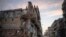 Edificios ruinosos y derrumbados bordean la calle San Lázaro, donde un hombre, a la izquierda, recoge ladrillos en el centro de La Habana (10 de octubre de 2023). (AP/Ramón Espinosa).