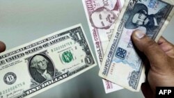 El dólar llegó a 300 pesos cubanos en el mercado cambiario informal. Foto: AFP/Archivo.