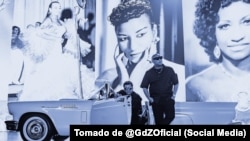  Randy Malcolm Martínez, izquierda y Alexander Delgado, del dúo cubano Gente de Zona, posan junto a imágenes de Celia Cruz. Su tema con la voz de Celia tiene cerca de 6 millones de vistas en YouTube.