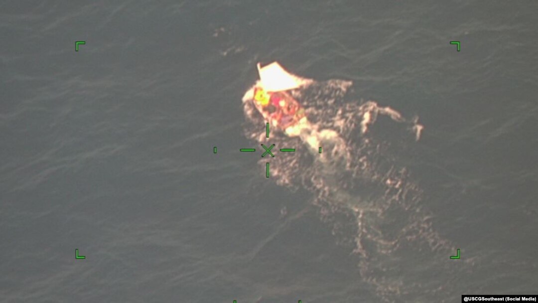 Embarcación con cubanos a bordo interceptada por la Guardia Costera de EEUU. (Foto: @USCGSoutheast)
